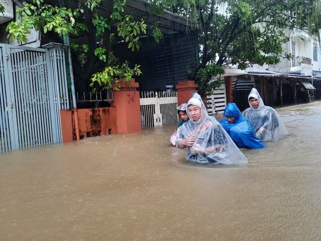 Thừa Thiên Huế cảnh báo bão Trà Mi gây mưa lớn, nhiều khu vực có nguy cơ sạt lở cao- Ảnh 2.